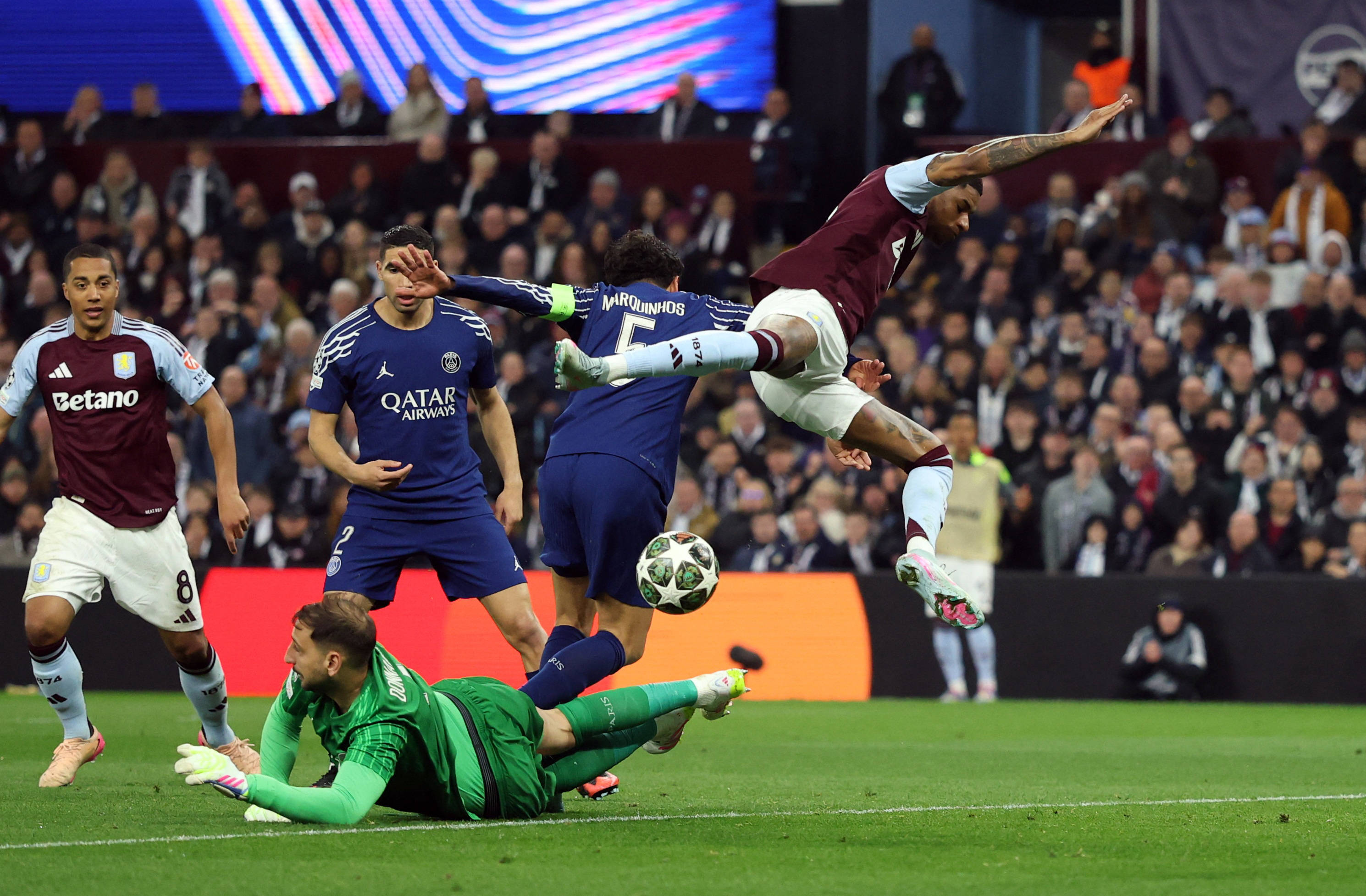 转折点！巴黎圣日耳曼迎来里程碑，欧冠赛后攻防权衡，气氛紧张，身体对抗强度拉满的简单介绍